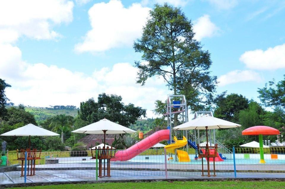 Puncak Village Hotel & Kampung Main Anak Gadok Exteriör bild